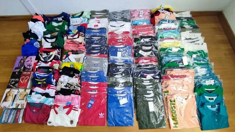 Peças de roupa, acessórios e perfumes falsificados apreendidos pela GNR