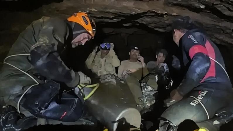 Mais quatro pessoas resgatadas de gruta inundada no Laos