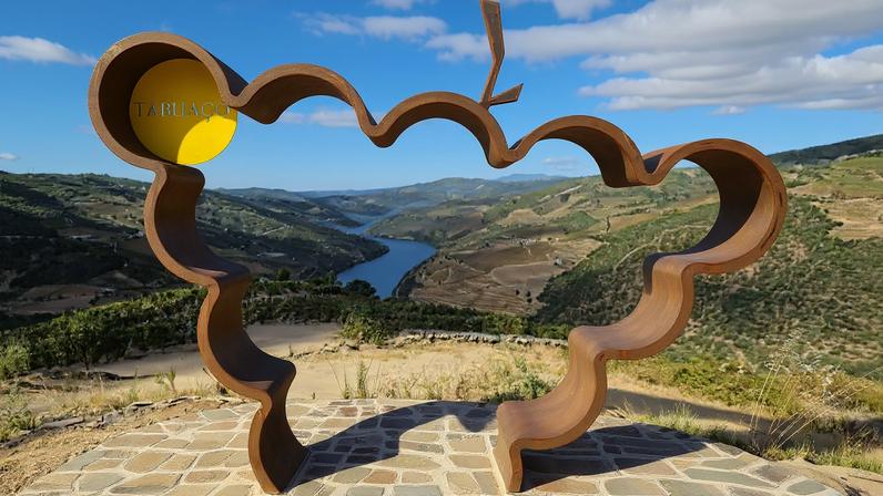 Miradouro em forma de cacho de uva, em Valença do Douro, no concelho de Tabuaço.