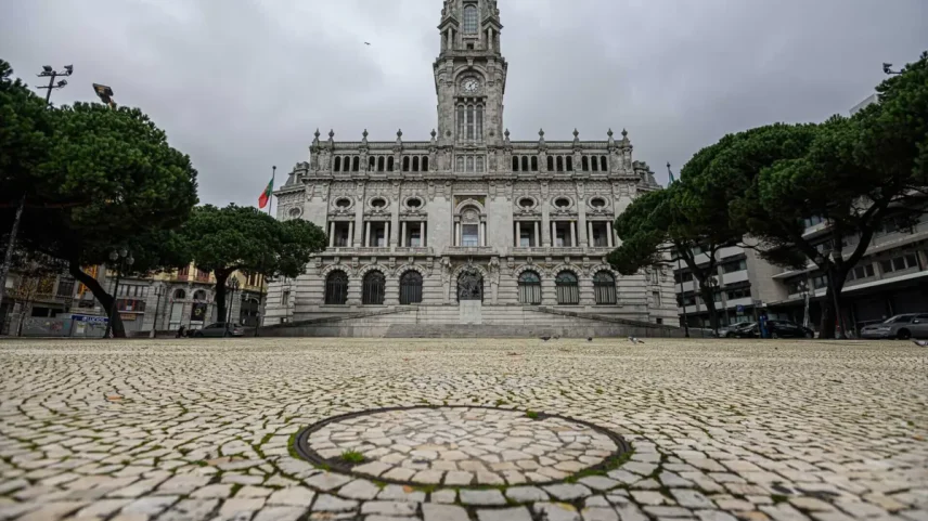 O município está a preparar a alienação destes dois edifícios devolutos em hasta pública