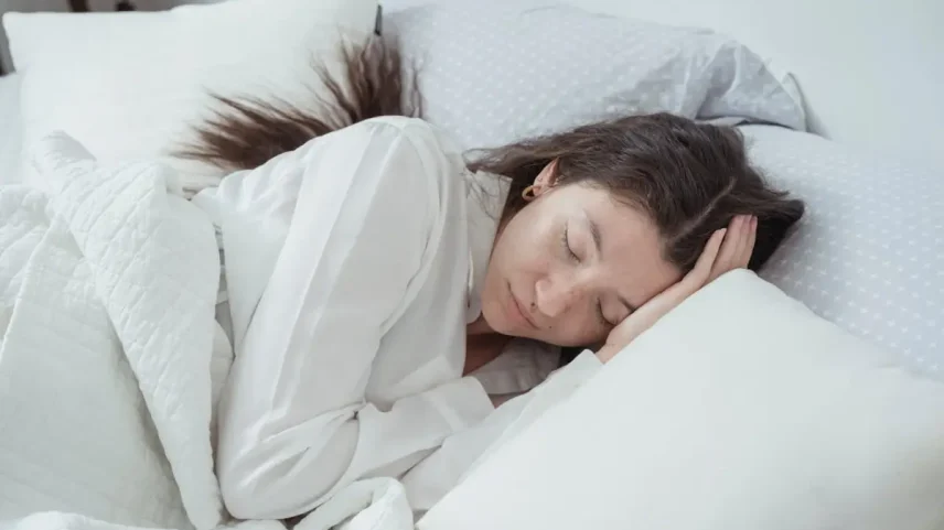 Uma almofada extra na cama pode ser a solução, mas tudo depende onde a coloca e para que resultado