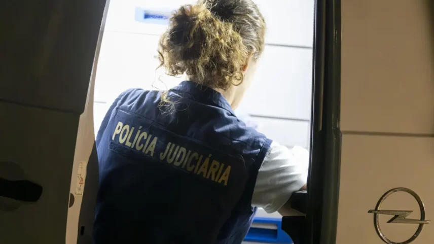Mulher detida por esfaquear homem enquanto dormia em Lisboa