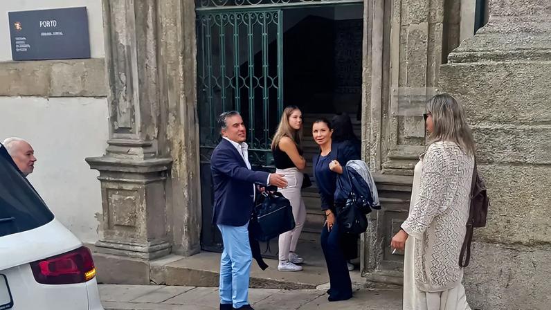 Inês Pereira, ao centro, de fato azul, à entrada do Tribunal de S. João Novo