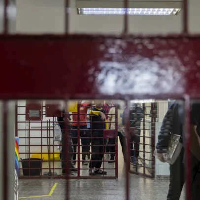 Homem agride mulher por não gostar do jantar, refugia-se em casa e ataca GNR