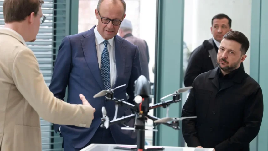 Friedrich Merz e Volodymyr Zelensky, diante de drone feito com cooperação germano-ucraniana