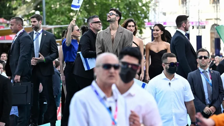 Na cerimónia de abertura da Eurovisão 2026, o representante de Israel, Noam Bettan, percorreu a "passadeira turquesa" sob forte dispositivo de segurança