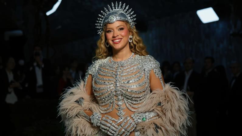 Beyoncé regressou à Met Gala 2026 com um visual teatral e dominou a passadeira vermelha após uma década de ausência.
