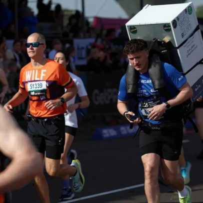 Correu Maratona de Londres com frigorífico às costas para alertar sobre demência