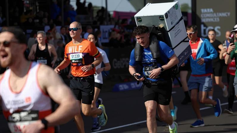 Correu Maratona de Londres com frigorífico às costas para alertar sobre demência