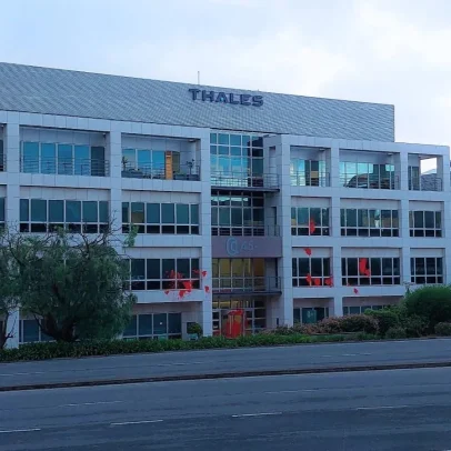 Ativistas mancham fachada da Thales com tinta vermelha