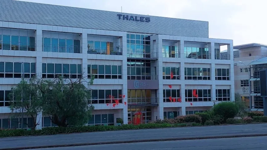 Ativistas mancham fachada da Thales com tinta vermelha