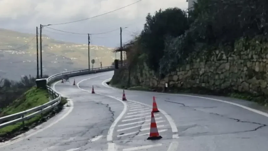 O corte da via aconteceu na sequência das tempestades que atingiram Portugal
