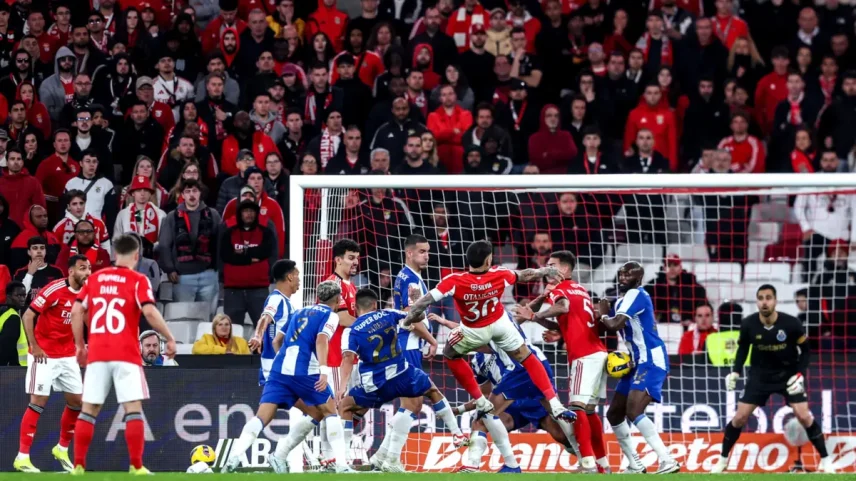 Alan Varela e Otamendi no jogo entre Benfica e F. C. Porto