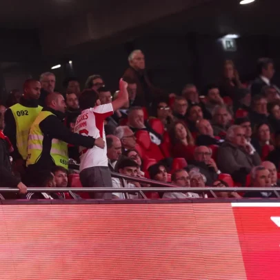 Adeptos confrontam Rui Costa e assobiam jogadores após empate Benfica-Braga