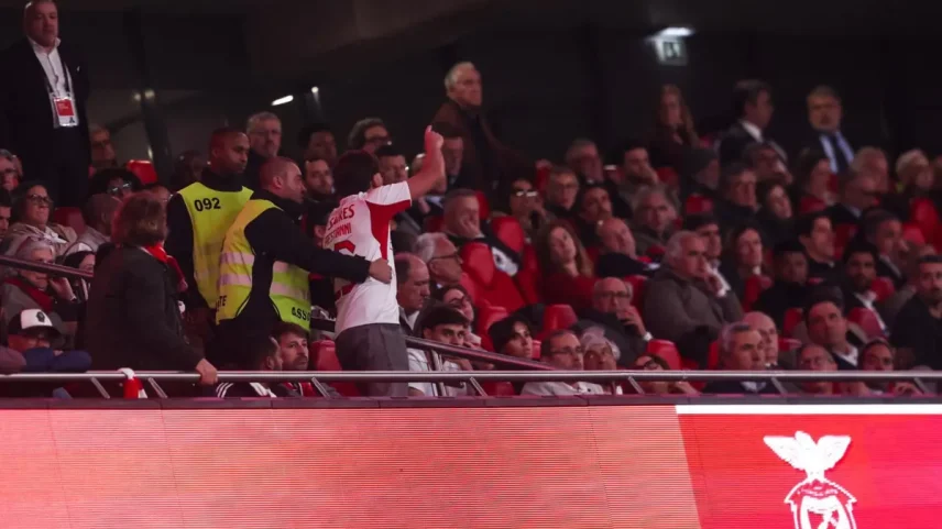 Rui Costa foi vaiado pelos adeptos do Benfica