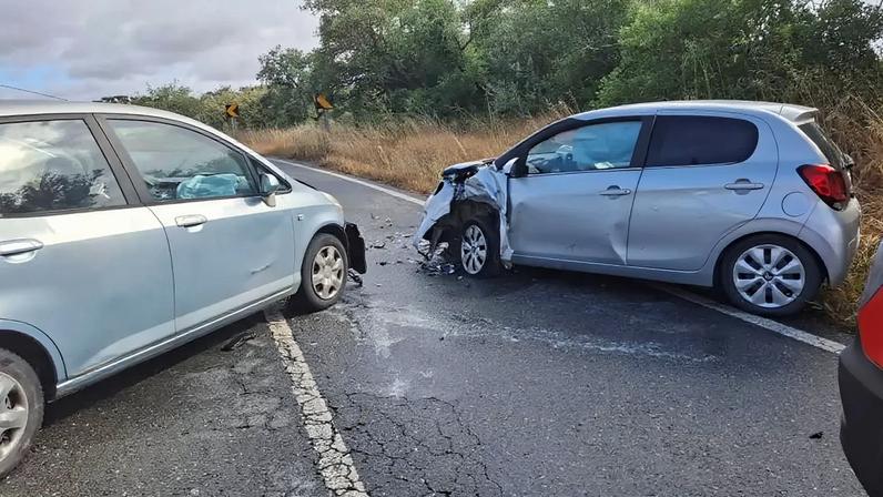 Quatro feridos numa colisão entre dois carros em Ourique
