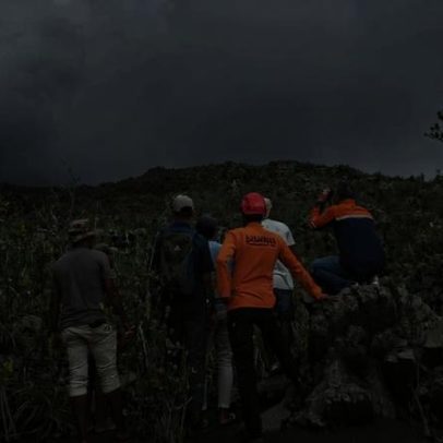 Corpos de dois excursionistas encontrados abraçados na Indonésia após erupção
