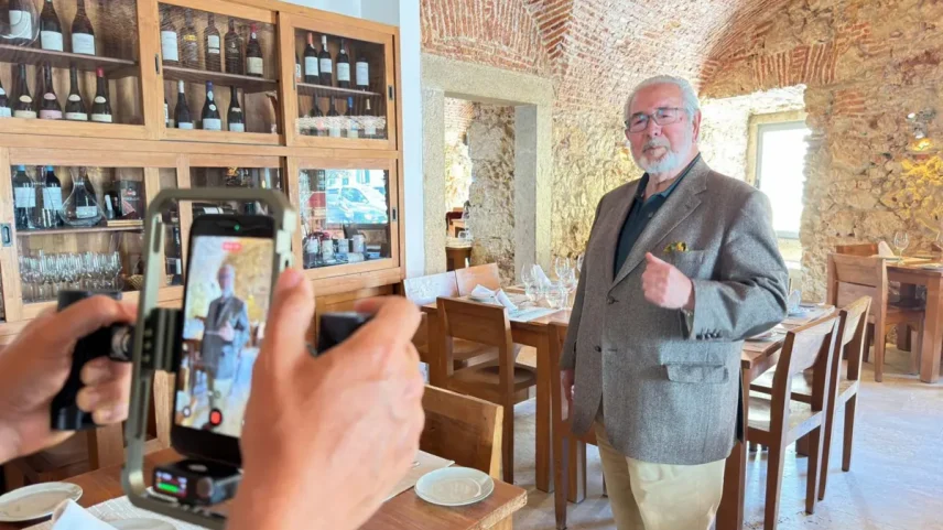 É uma das figuras mais marcantes da política autárquica portuguesa, tendo sido eleito pela primeira vez autarca de Oeiras em 1985 (e regressado ao cargo em 2017). A sua trajetória está associada ao desenvolvimento do concelho e a uma forte presença mediática, incluindo episódios de maior escrutínio ligados à sua gestão