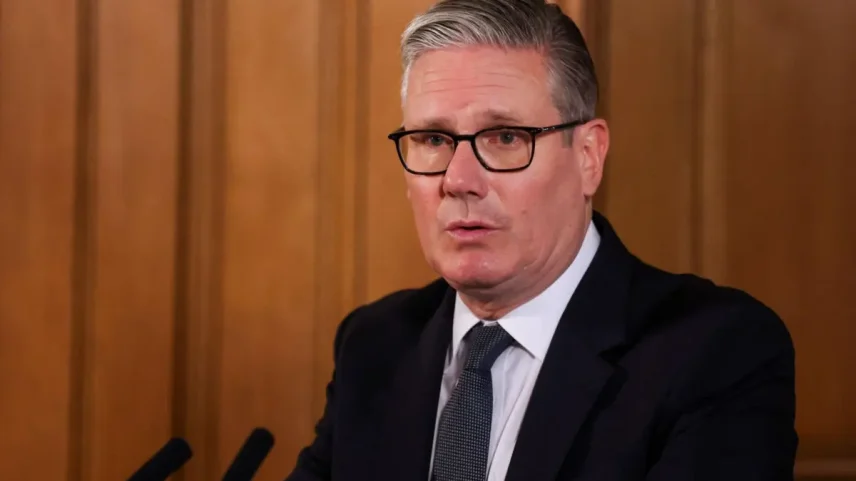 Keir Starmer recusa demissão e desafia adversários a desencadear eleição interna