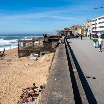 Bar em ruínas da Praia do Ourigo removido até final de maio