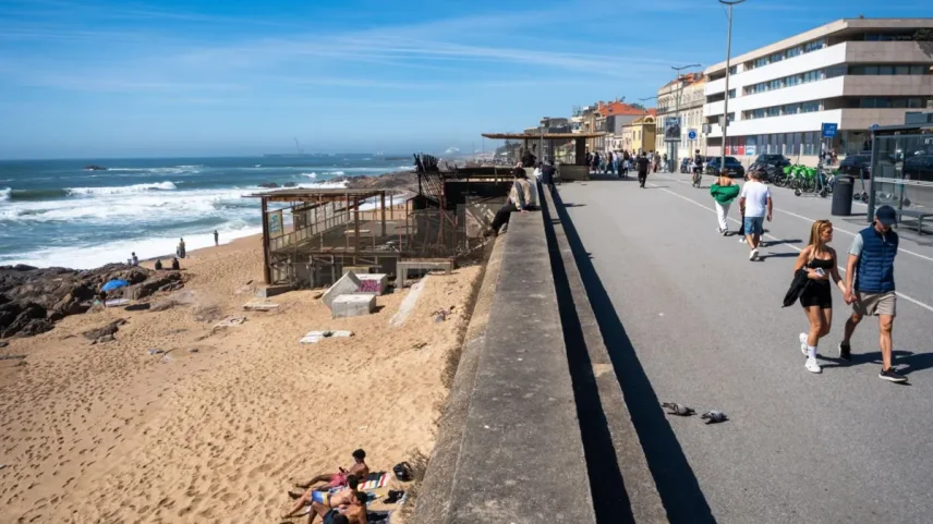 Bar em ruínas da Praia do Ourigo removido até final de maio