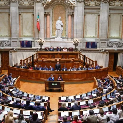 Maioria dos ex-autarcas permanece no Estado; cor política é determinante