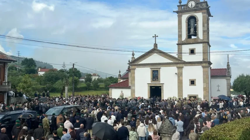 Dor e comoção no último adeus ao militar que morreu em salto de paraquedas