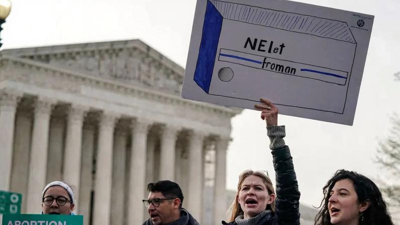 A mifepristona, que bloqueia o desenvolvimento da gravidez, e o misoprostol, que provoca a expulsão do embrião, estão autorizados até aos 70 dias de gestação