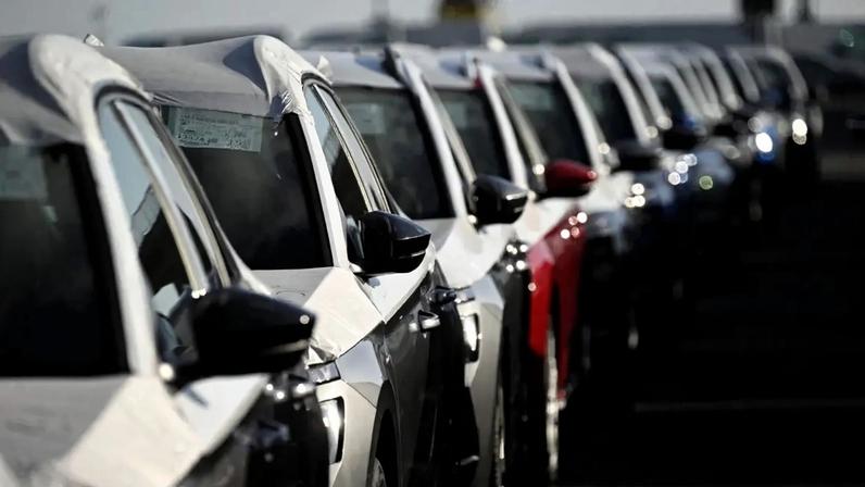 Trump aumenta tarifas da UE sobre carros e camiões para 25%