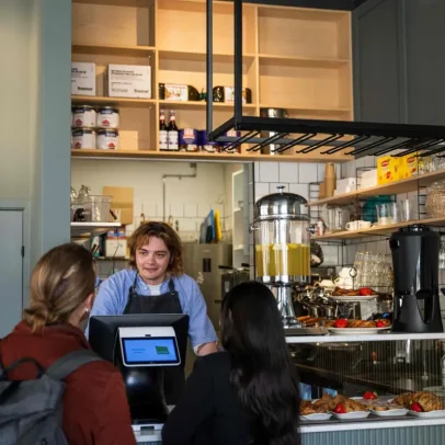 Café experimental gerido por IA tem baristas humanos