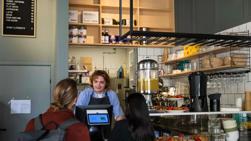 Muitos frequentadores de cafés acharam divertido visitar um estabelecimento gerido por IA