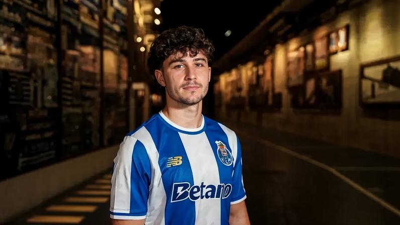 F. C. Porto renova contrato com jovem promessa