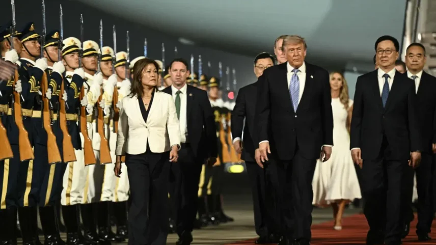 Trump chega à China para cimeira com Xi Jinping
