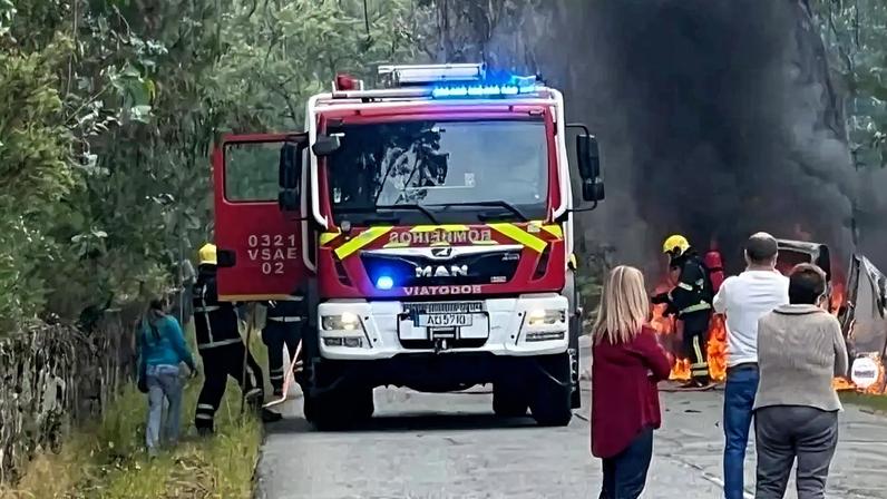Carrinha reduzida a cinzas após incêndio em Barcelos