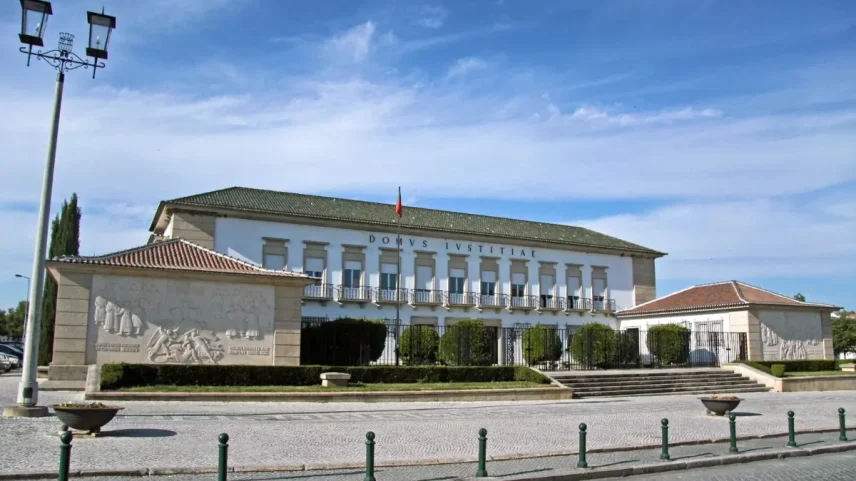Tiros no tribunal não travam fuga de suspeito de homicídio