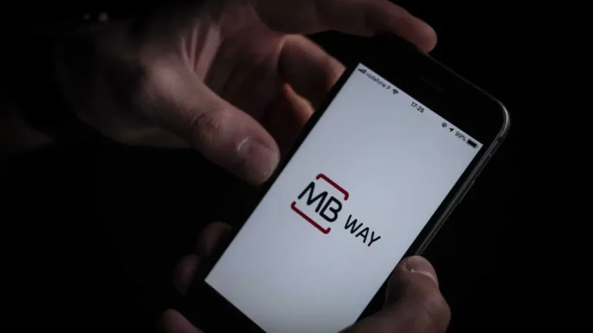 Suspeitos fingiram-se interessados em artigos à venda na Internet e convenceram vendedores a instalar MB Way