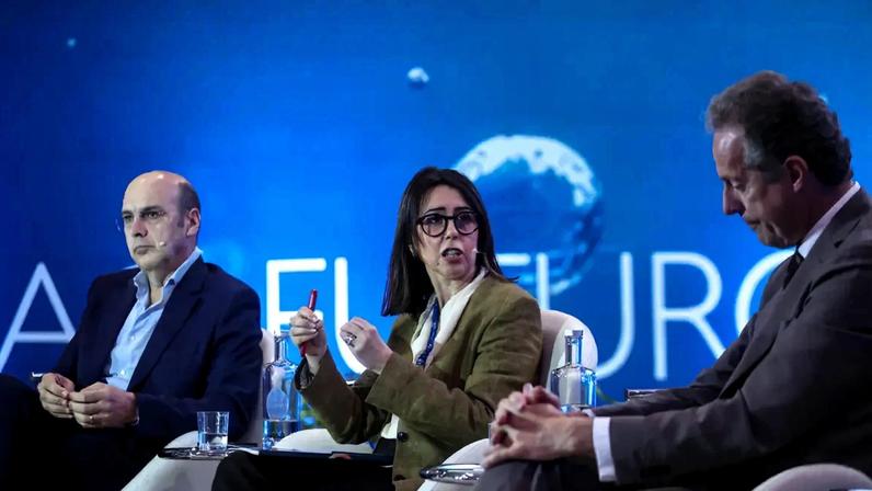 Pedro Siza Vieira, ex-ministro da Economia (à esquerda), participou no segundo painel