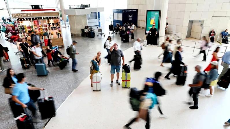 Imagem de contexto do artigo Problemas técnicos causam atrasos no controlo de fronteiras do aeroporto de Lisboa