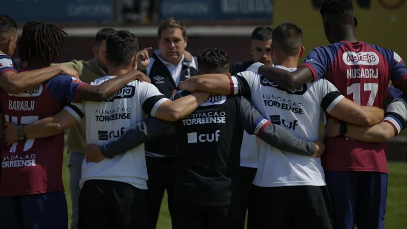 Luís Tralhão fala com os jogadores após o jogo