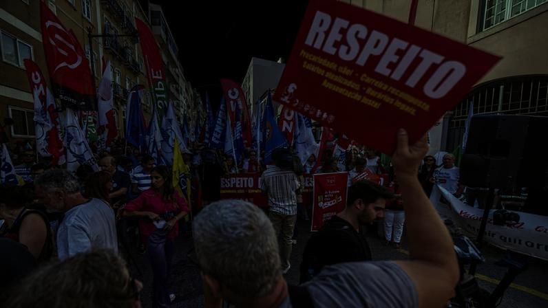 Milhares de professores saíram, neste sábado, à rua em protesto contra a revisão dos estatutos da carreira