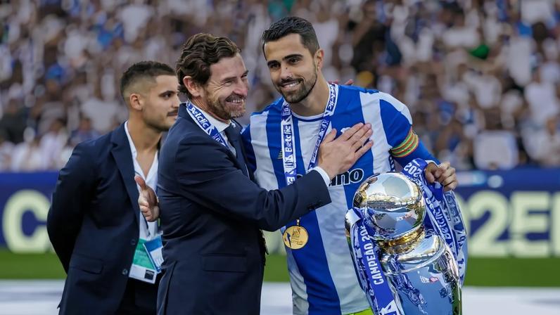 André Villas-Boas entregou o troféu de campeão a Diogo Costa