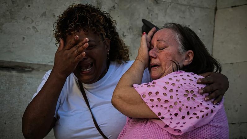 Alice Santos (à esquerda) e Luísa Matos têm realizado várias manifestações em frente à cadeia de Lisboa