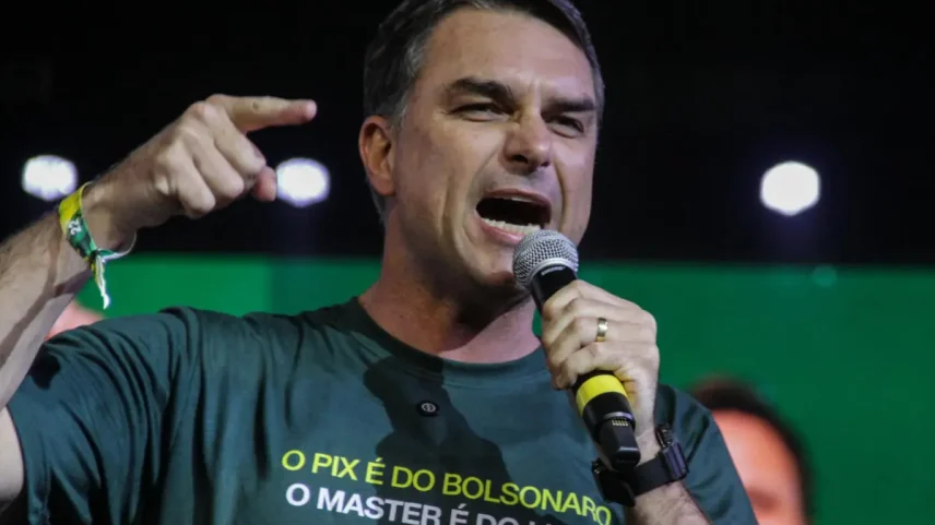 Flávio Bolsonaro aparece empatado com Lula da Silva nas sondagens de segunda volta
