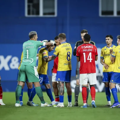 Pizzi encerra carreira com guarda de honra e homenagem ao fim do jogo