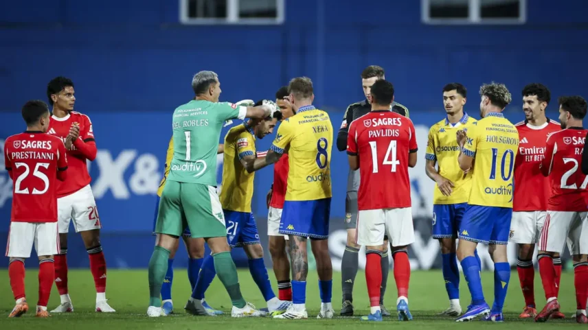 Pizzi encerra carreira com guarda de honra e homenagem ao fim do jogo