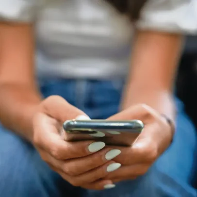 Como as redes sociais tentam confirmar se o utilizador é menor de idade