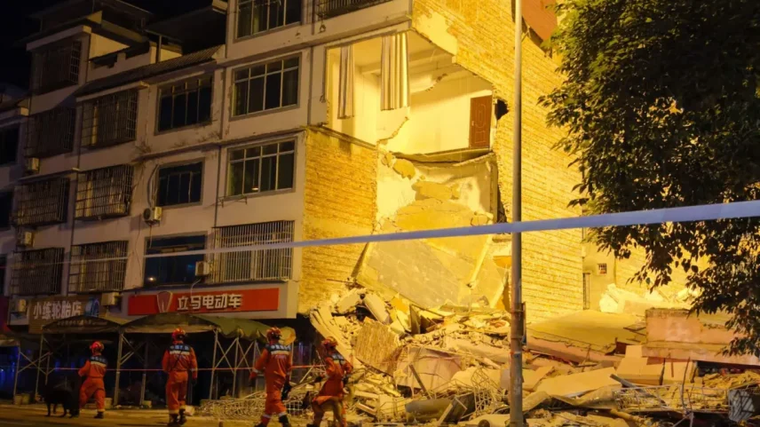 O sismo provocou o desabamento de, pelo menos, 13 casas