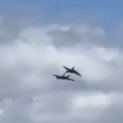 Pilotos saem ilesos após colisão entre dois caças em espetáculo aéreo nos EUA
