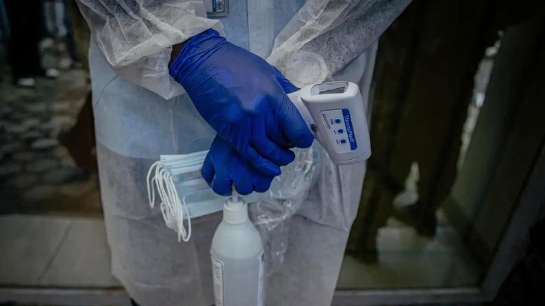 A health worker monitors visitors arriving at the Rodolphe Mérieux Laboratory, National Biomedical Research Institute (INRB) in Goma, on May 19, 2026. The World Health Organization on Tuesday voiced concern about the "scale and speed" of an Ebola outbreak that has killed an estimated 131 people in the Democratic Republic of Congo, and warned it could be lengthy. The UN health agency has declared the surge of the highly contagious haemorrhagic fever an international health emergency and called an urgent meeting on the crisis. No vaccine or therapeutic treatment exists for the Bundibugyo strain of Ebola responsible for the outbreak, which has killed more than 15,000 people in Africa in the past half-century. (Photo by Jospin Mwisha / AFP)