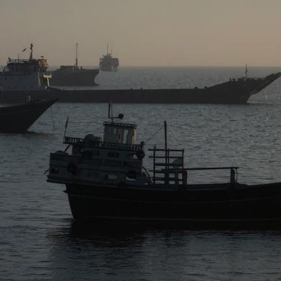 Petroleiro sul-coreano atravessa o Estreito de Ormuz